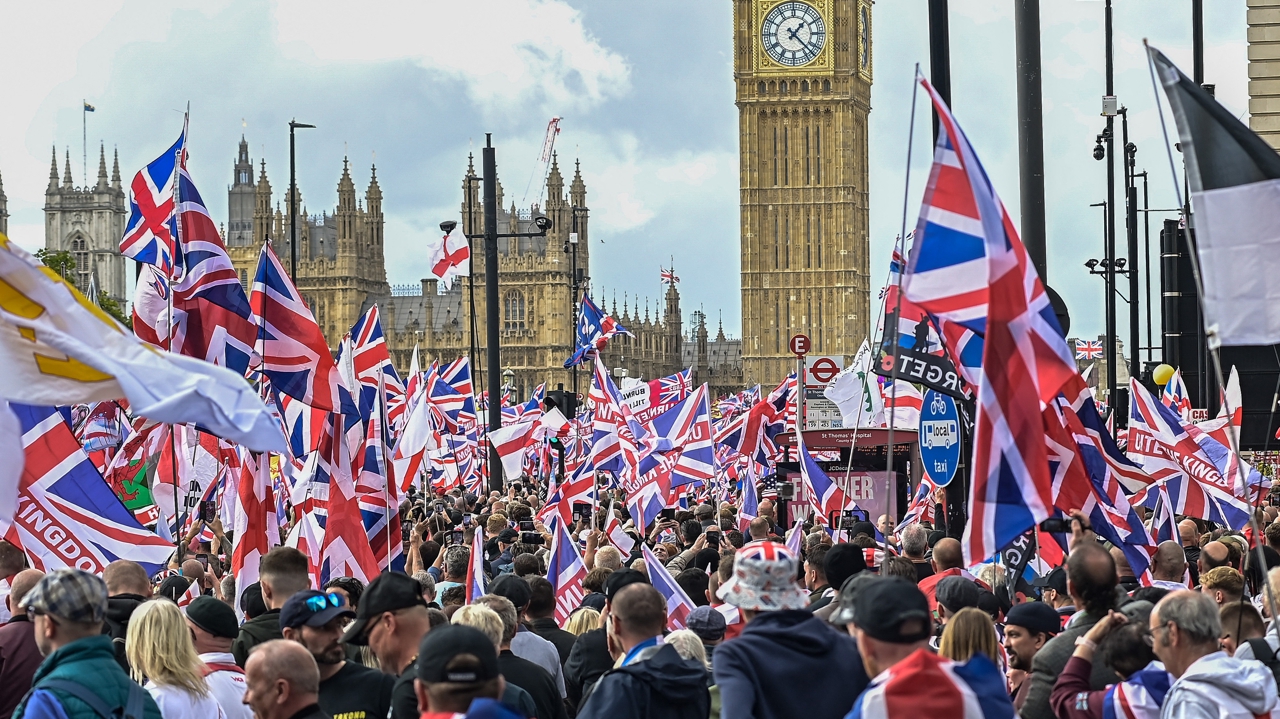 À Londres, un rassemblement à l’appel du militant d’extrême droite Tommy Robinson réunit 110.000 personnes