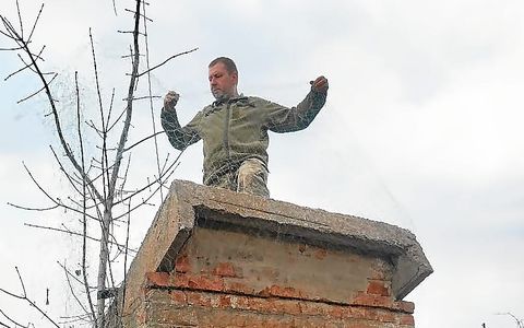 En Ukraine, les soldats se servent de filets pour sécuriser leur position sur le front.