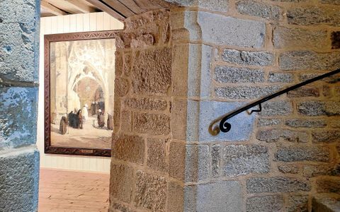 Au détour d’un bel escalier : un grand tableau d’Émile Simon intitulé « Bretagne Mystique ».