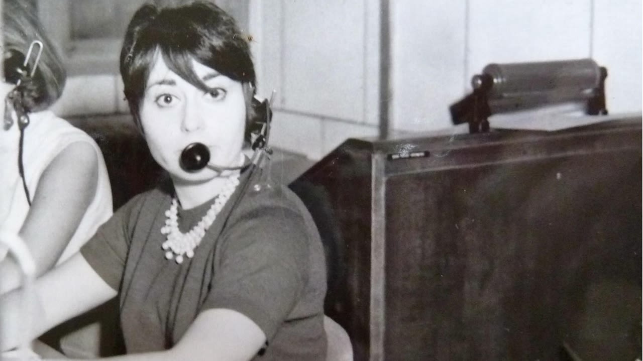 Une employée châtelleraudaise au standard téléphonique de Saint-Ustre pour les liaisons directes inter bases, via la Poste de Châtellerault pour l’Allemagne et les États-Unis.