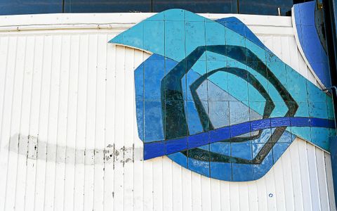 Sept panneaux de la fresque de Merville ont déjà été enlevés, « sans que je sois alerté », déplore l’artiste, Jean-Claude Goualc’h.