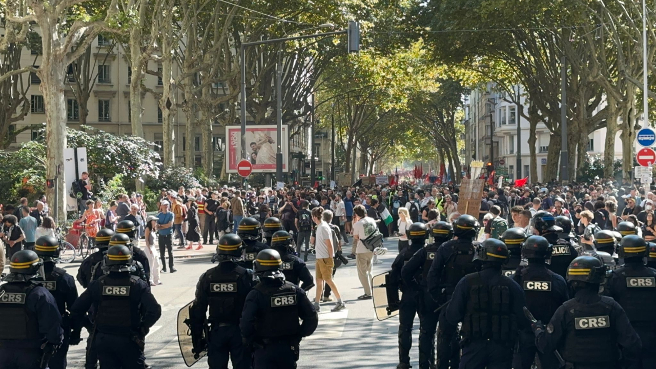 entre 14 000 et 20 000 manifestants, trois blessés confirmés