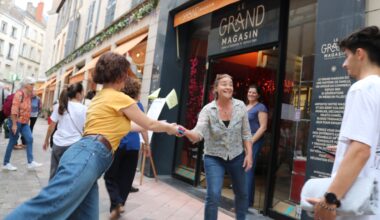 une chaîne humaine pour déménager la librairie La Belle aventure