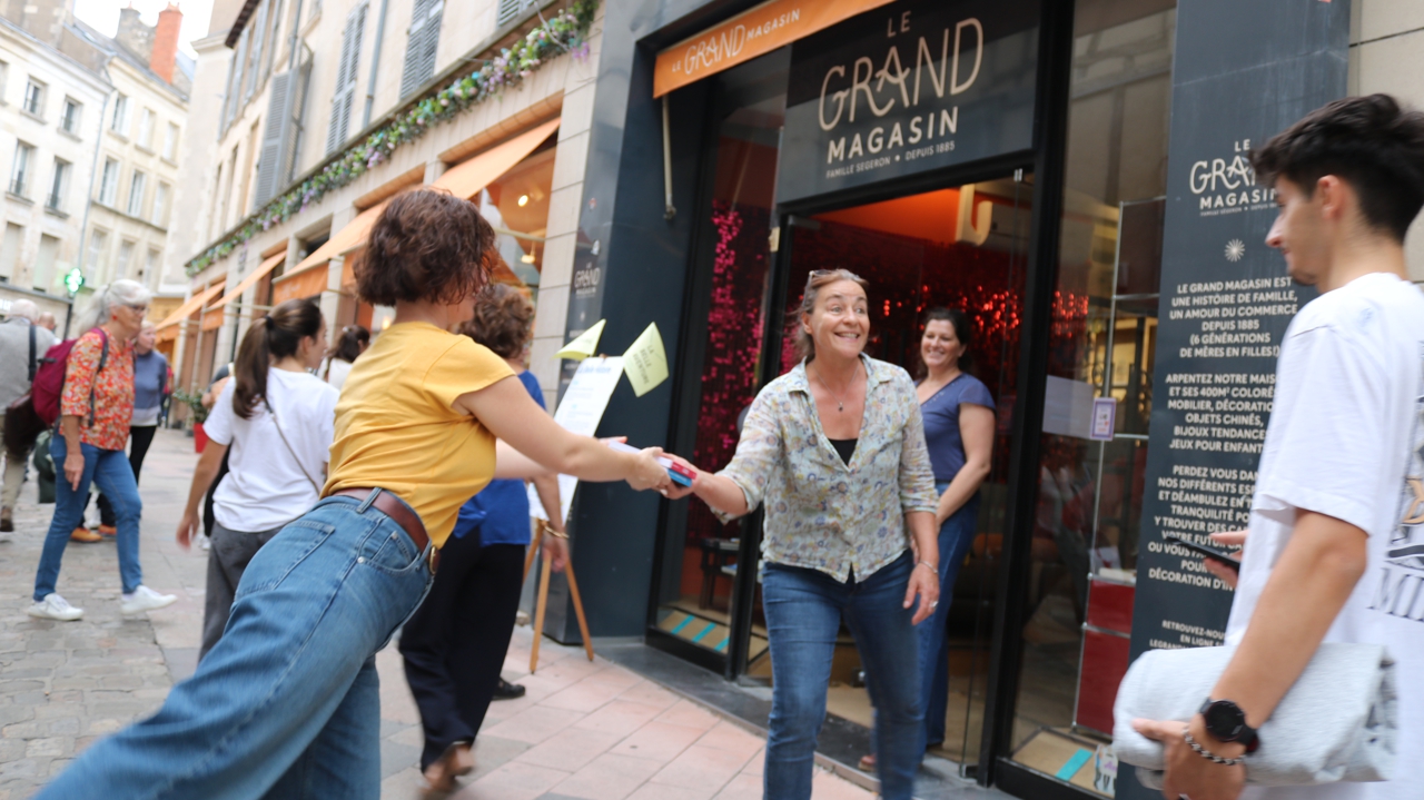 une chaîne humaine pour déménager la librairie La Belle aventure