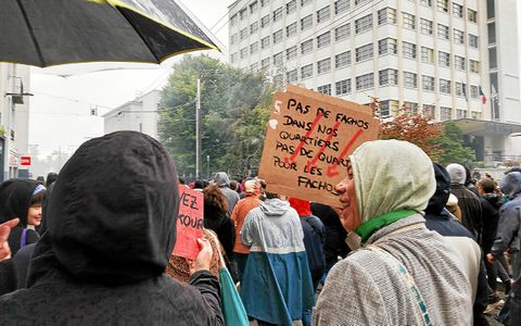 Les militants antifa ont défilé vers la place de la Liberté puis la rue de Siam ce dimanche soir.