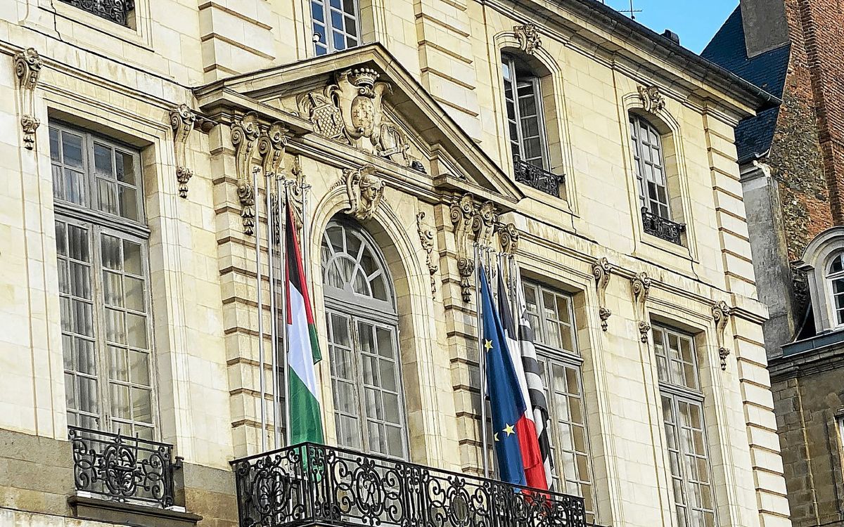 « Il est discret » : le drapeau palestinien hissé sur de la mairie à Rennes