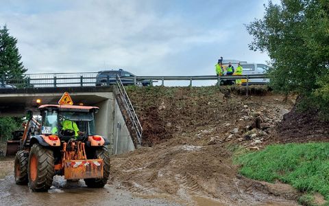 L’un des événements les plus spectaculaires est le glissement de terrain survenu à Ploumagoar, de part et d’autre du pont de la RN12.