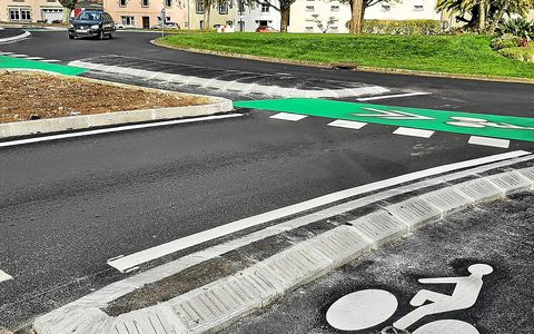 Des aménagements ont été réalisés au giratoire de Kerharo pour faciliter la cohabitation entre les cyclistes et les automobilistes, pour un montant de 110 000 €. Les usagers du vélo disent se sentir beaucoup plus en sécurité à cet endroit dorénavant.