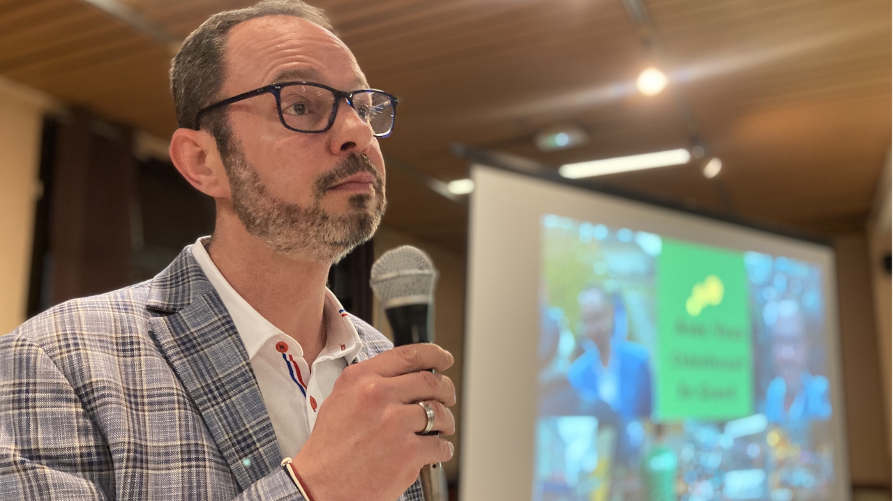 "J’ai eu des discussions, de la majorité Abelin jusqu’au PCF" , assure l’ex-macroniste David Simon