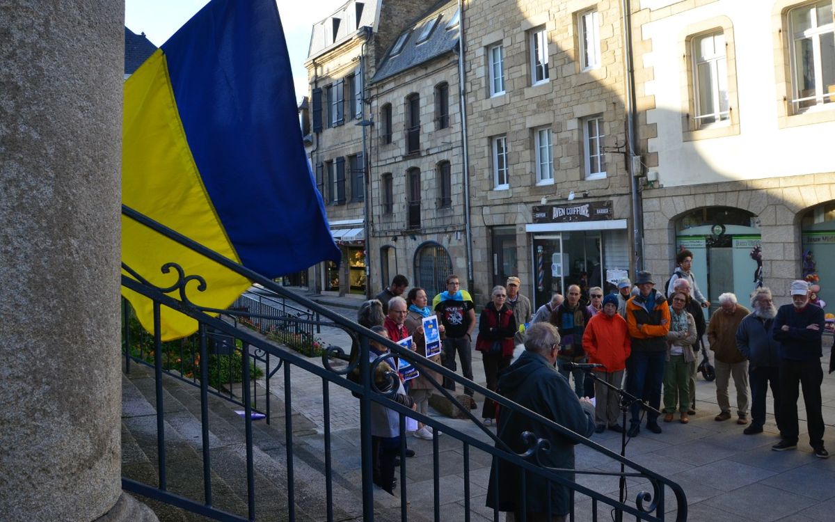 Une quarantaine de personnes affichent leur soutien à l’Ukraine ce 25 septembre à Lannion
