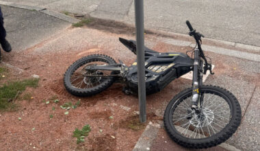 le motard s’enfuit en abandonnant son deux-roues