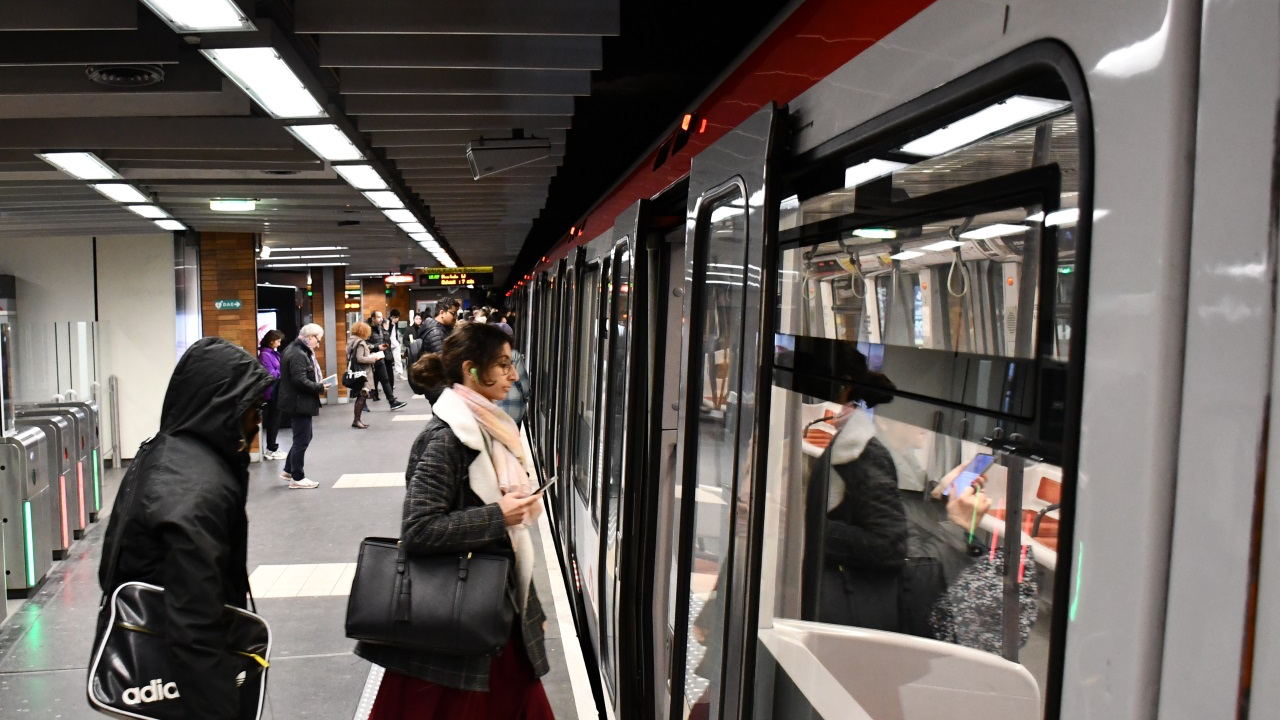 ivre, il agresse un couple dans le métro et tente de pousser l’homme sur les rails