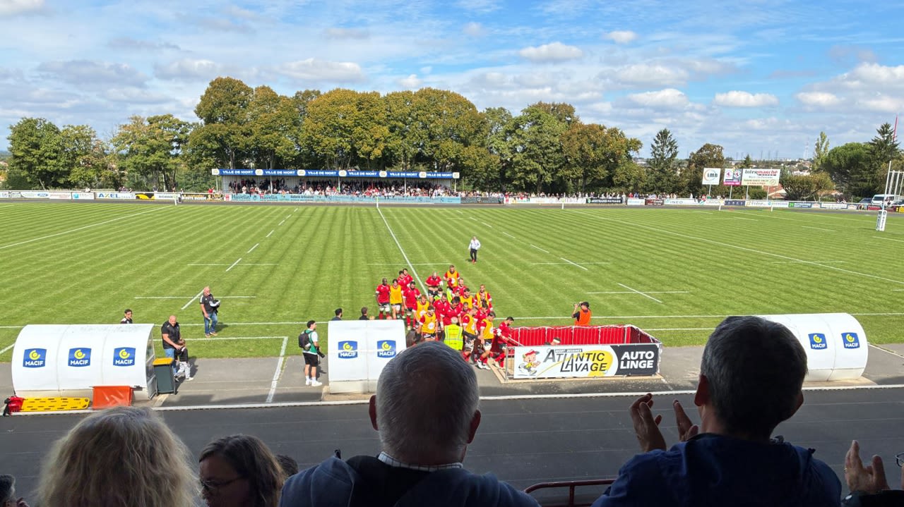 Les joueurs du Niort RC rentrent aux vestiaires par le tunnel.