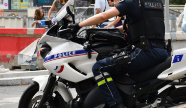 un policier reçoit un coup de coude à la mâchoire