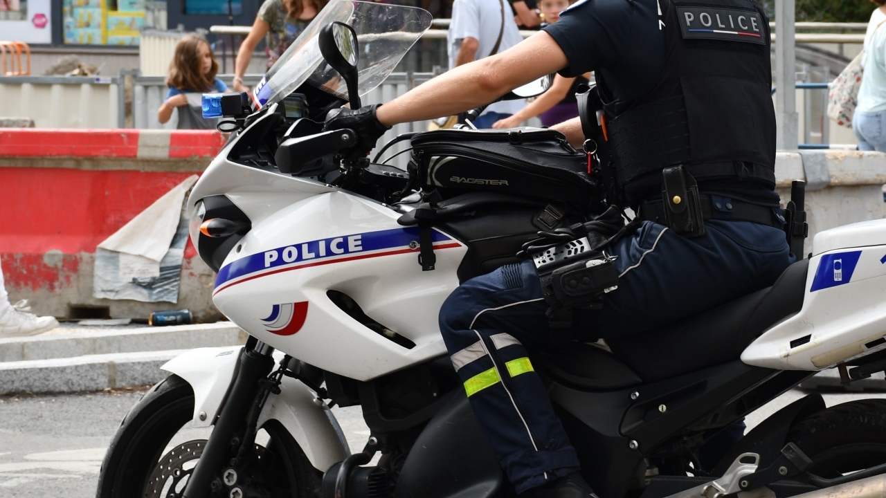 un policier reçoit un coup de coude à la mâchoire