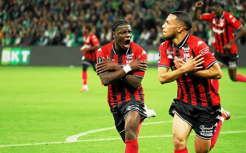 Amine Hemia, ici félicité par Freddy Mbemba a encore été décisif en inscrivant le premier but de cette partie.