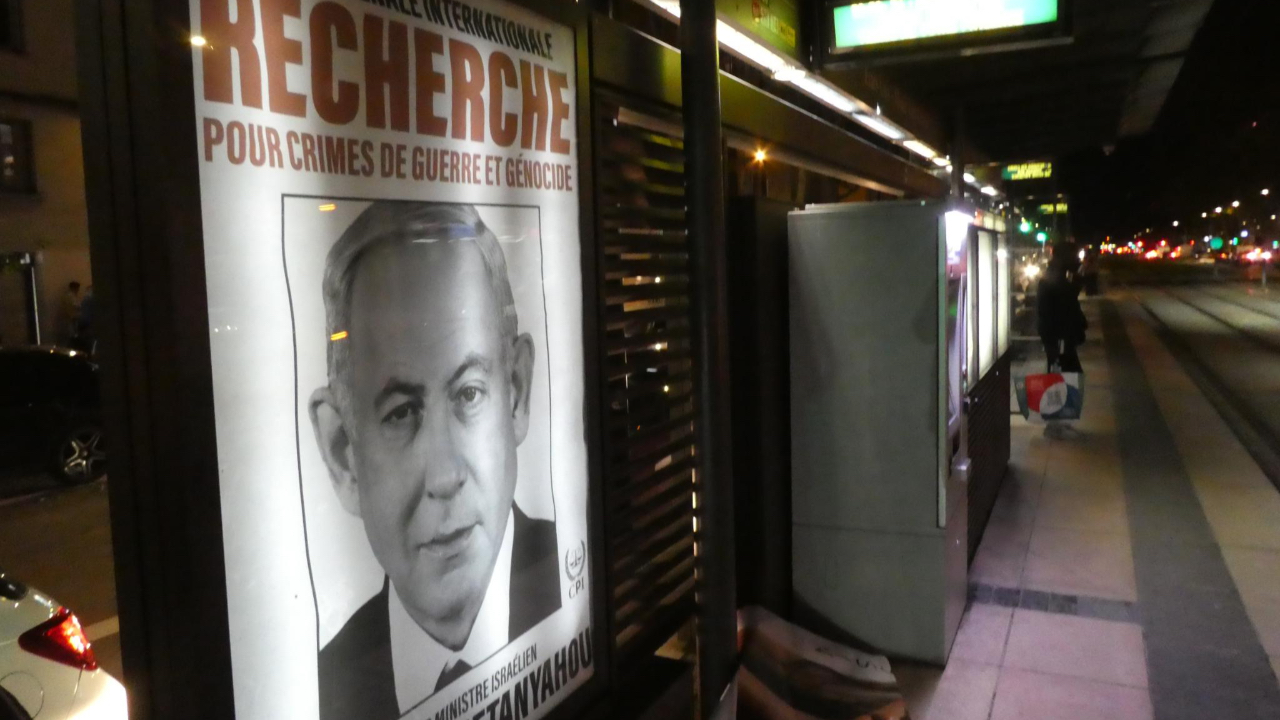des affiches contre la propagande et Netanyahou, quatre activistes antipub interpellés