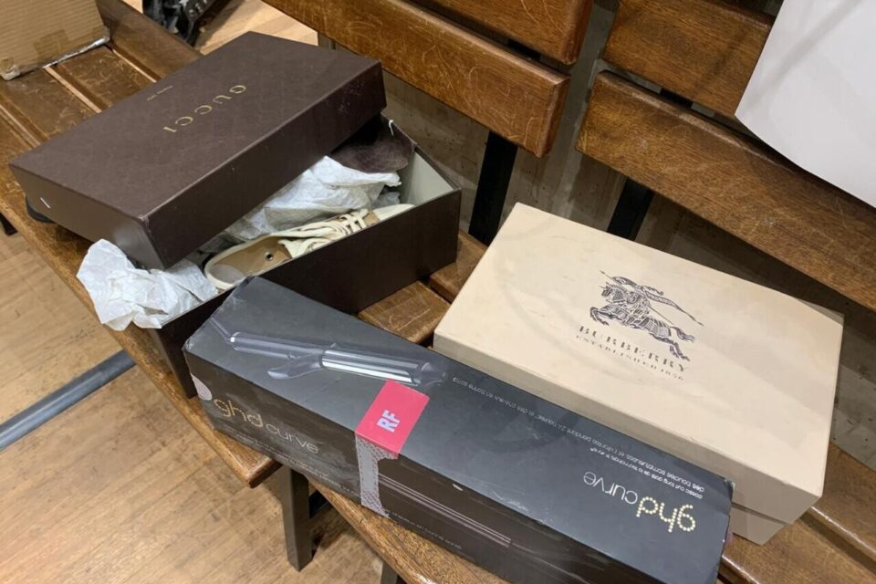 Des articles de luxe, ou simplement de grande valeur, se sont glissés dans les lots distribués.