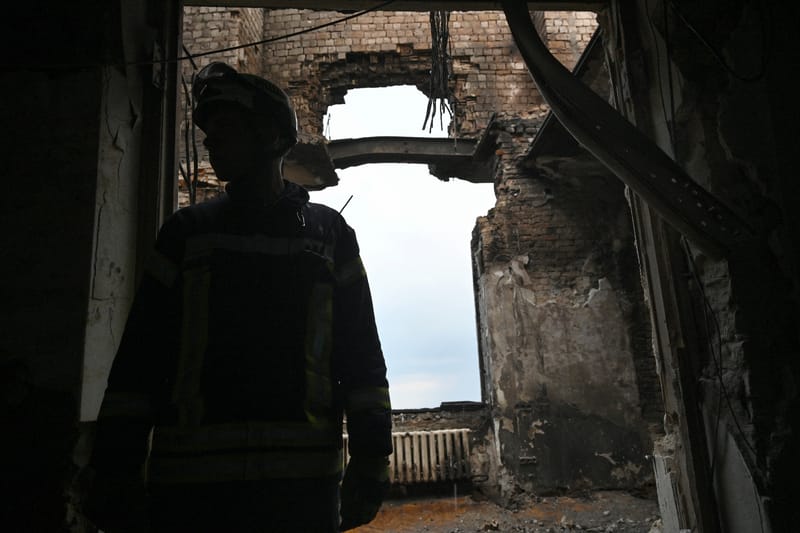 Un sauveteur ukrainien dans une pièce du bâtiment du gouvernement ukrainien endommagé la veille par une frappe aérienne russe massive, le 8 septembre 2025 à Kiev