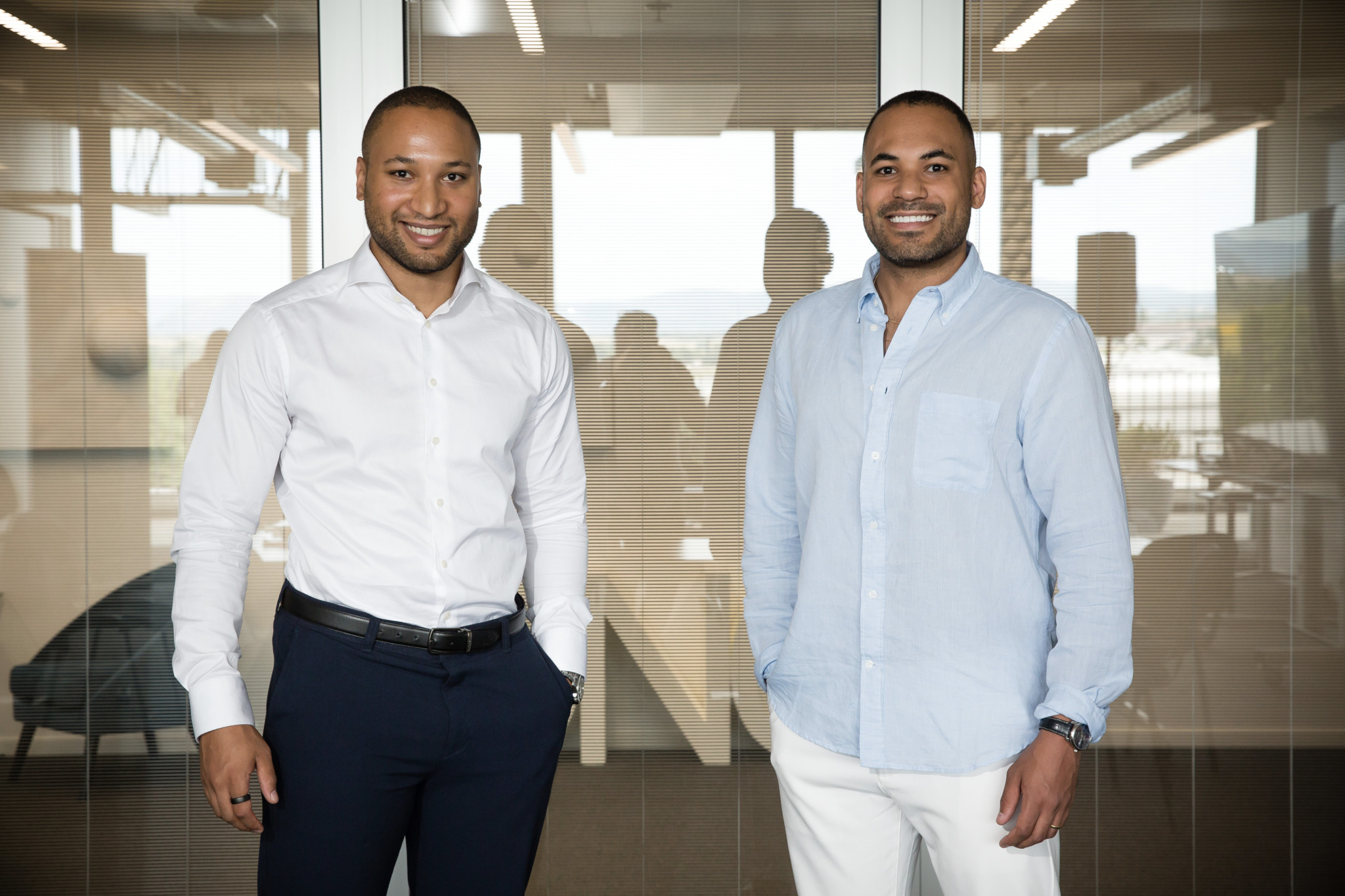 Bryan et Alexandre Porcello, co-fondateurs de la start-up Kylys Aesthetics, posent dans un bureau à Genève.