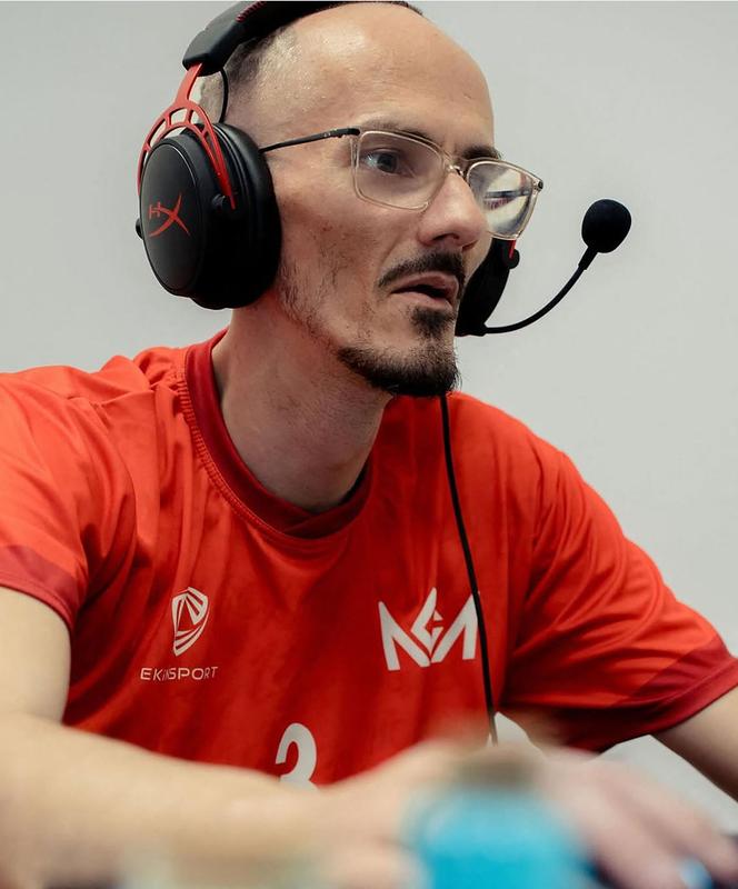 Le streameur français Jean Pormanove, de son vrai nom Raphaël Graven, est mort lors d'un direct sur la plateforme Kick, dans la nuit du dimanche 17 au lundi 18 août 2025.