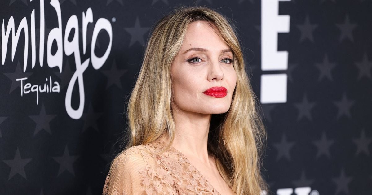 "C'est un vampire ?", "Elle est en vie là ?", "The Walking Dead", "Inquiétant" : Angelina Jolie méconnaissable ose un nouveau look, elle choque ses fans