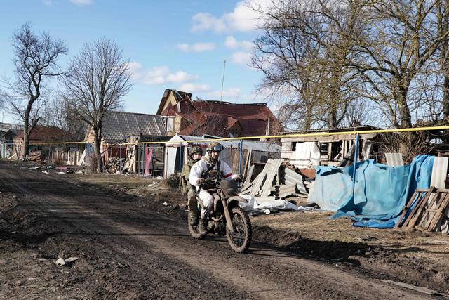 Un soldat russe dans un village repris aux Ukrainiens, dans la région de Koursk, le 18 mars 2025.