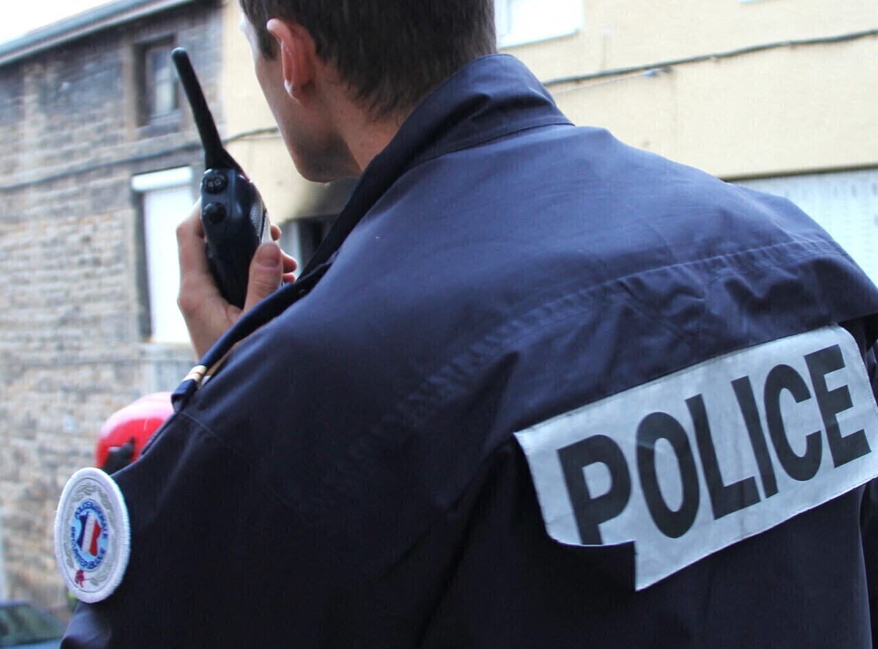 un mineur de 13 ans poignardé près du métro Joliot-Curie, une enquête ouverte