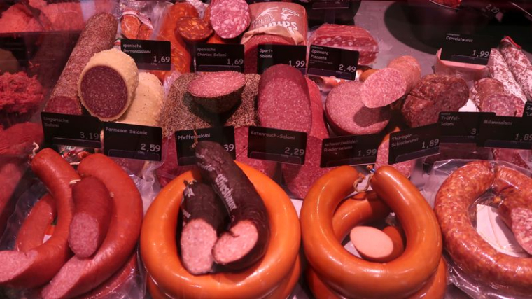 Des saucisses sont exposées dans un supermarché