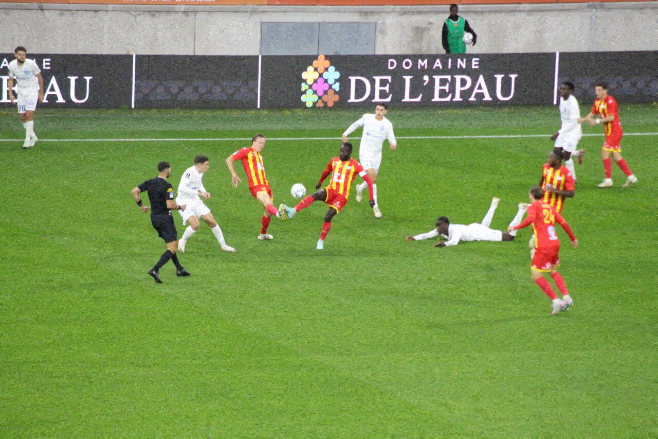 réduit à dix, Le Mans FC l'emporte face à Grenoble