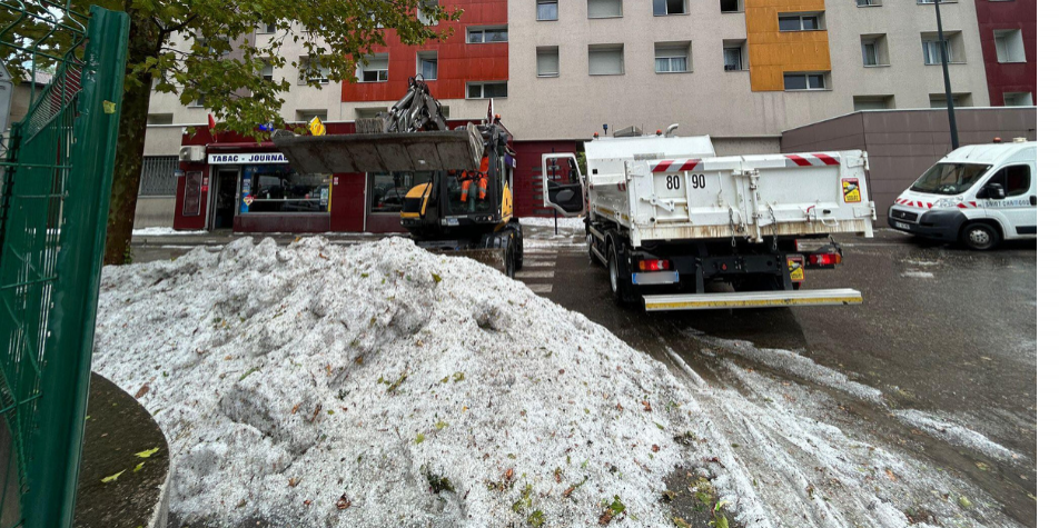 Orages de grêle dans la Loire : les images des rues inondées dans cette commune