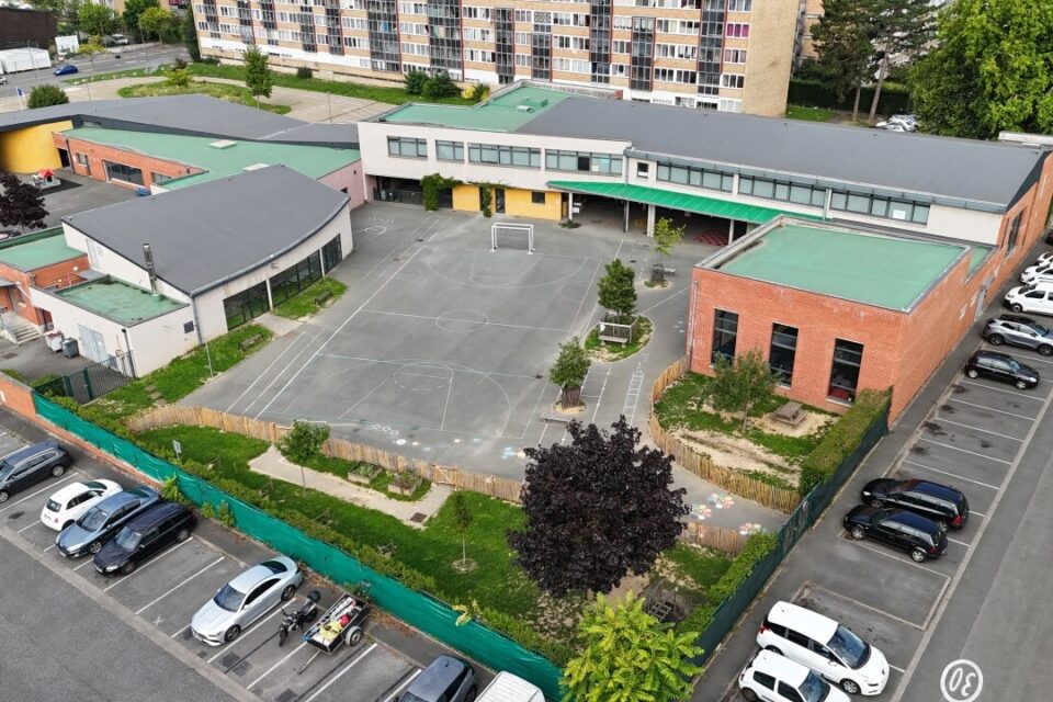 Avant les travaux ont peut voire le terrian de foot au centre de la cour de récréation.