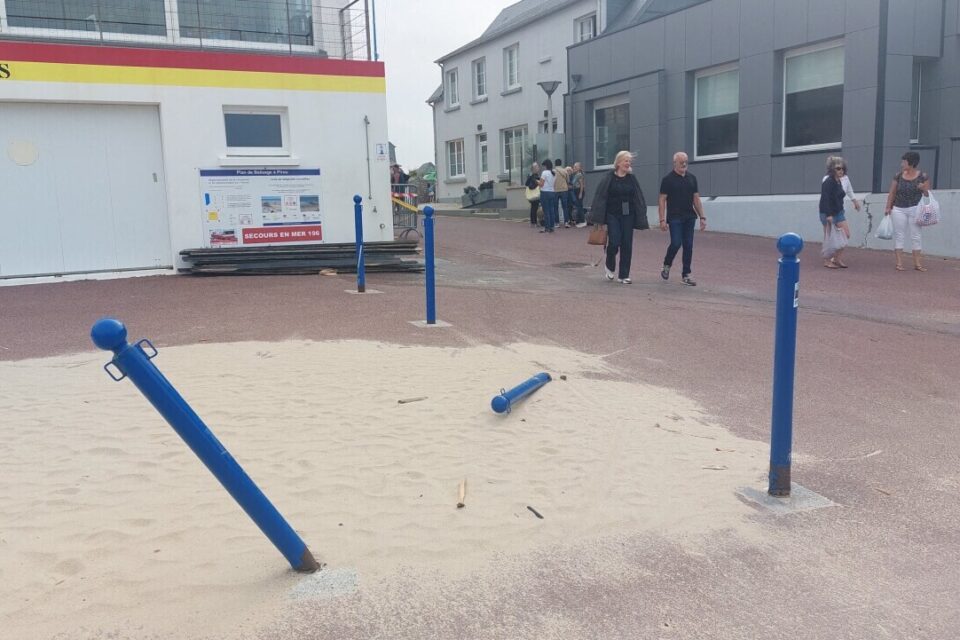 Le véhicule a heurté les plots avant de s'immobiliser.