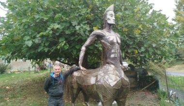 qui se cache derrière ces imposantes sculptures apparues près d'un rond-point