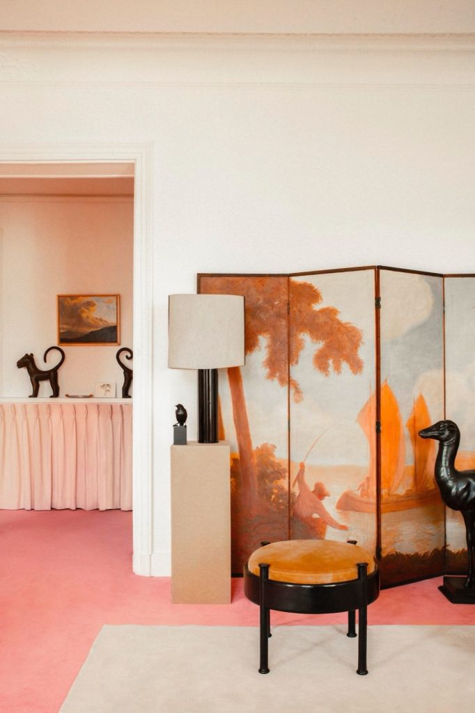 Paris : un appartement de collectionneur pensé comme un repaire rose bonbon