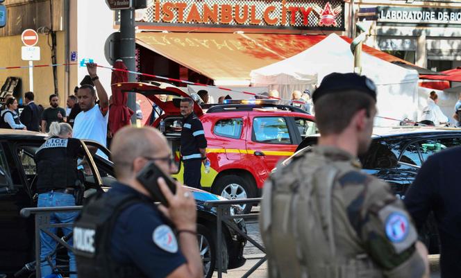 Des policiers sur le lieu où un homme qui a poignardé cinq personnes a été abattu, à Marseille, le 2 septembre 2025.