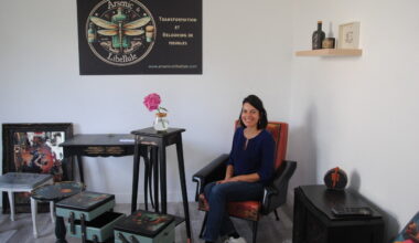 Coralie redonne vie aux meubles anciens dans son atelier