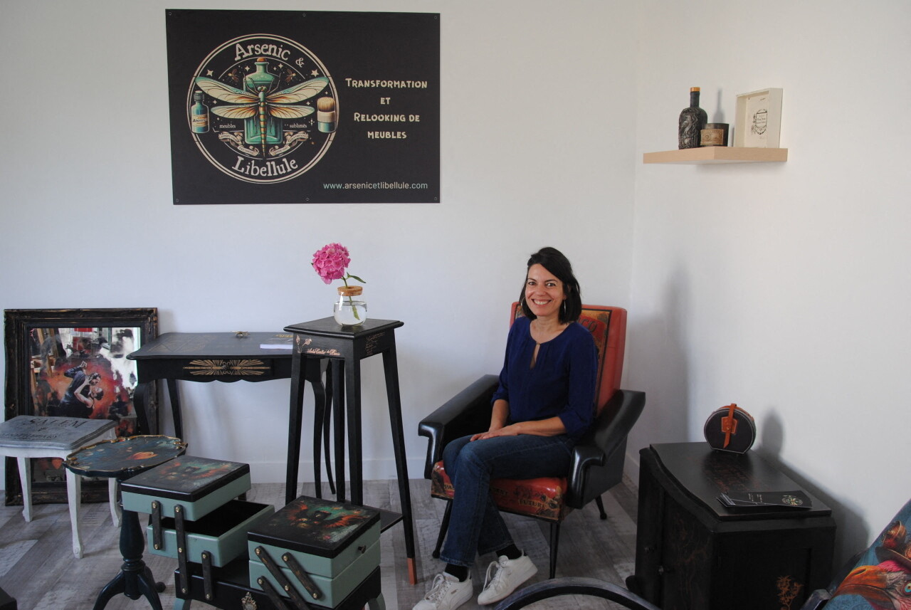 Coralie redonne vie aux meubles anciens dans son atelier