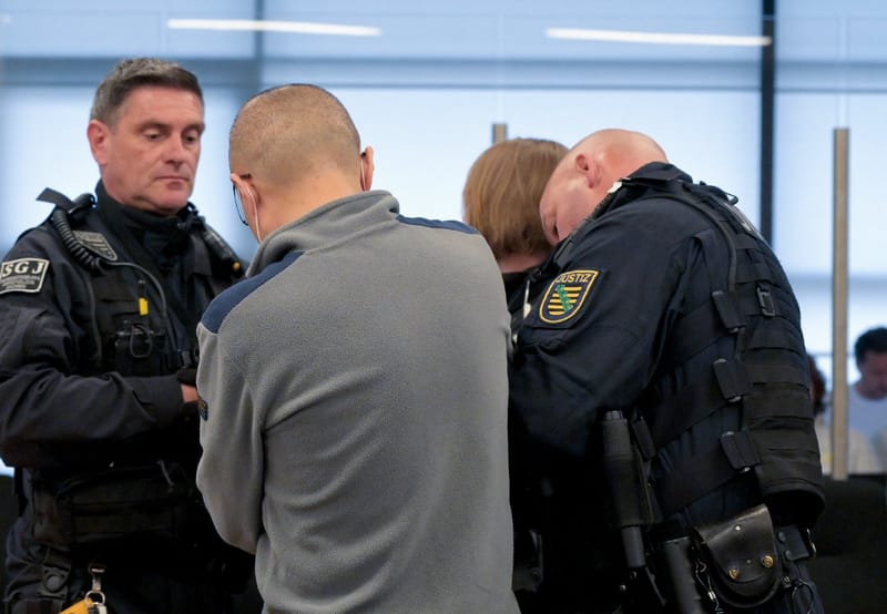 Jian Guo (2e g), ancien assistant du député allemand d'extrême droite Maximilian Krah, arrive au tribunal pour un procès d'espionnage à Dresde, dans l'est de l'Allemagne, le 5 août 2025