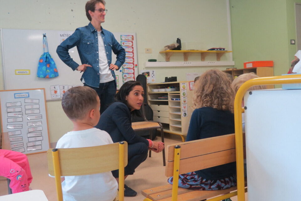 Sarah El Haïry a visité une classe de petite et moyenne section.