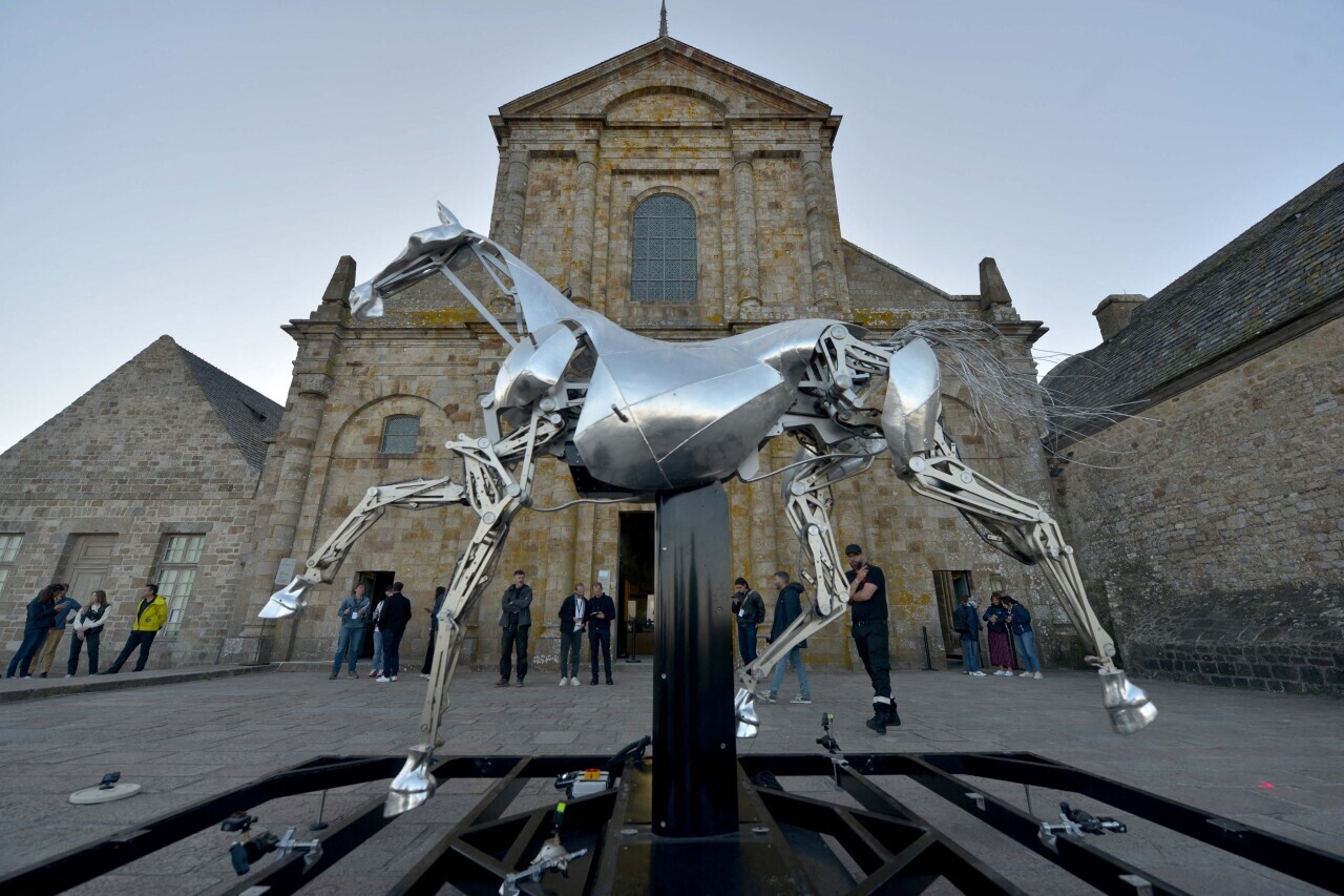 le cheval Zeus quitte la place Graslin en raison des manifestations