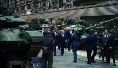 Sur cette photo diffusée par l'agence d'État russe Sputnik, Vladimir Poutine visite Uralvagonzavod, la principale usine de chars du pays située dans l'Oural, à Nijni Taguil, le 15 février 2024