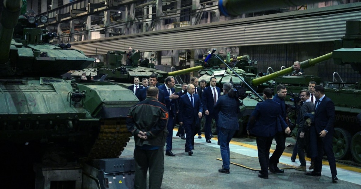 Sur cette photo diffusée par l'agence d'État russe Sputnik, Vladimir Poutine visite Uralvagonzavod, la principale usine de chars du pays située dans l'Oural, à Nijni Taguil, le 15 février 2024