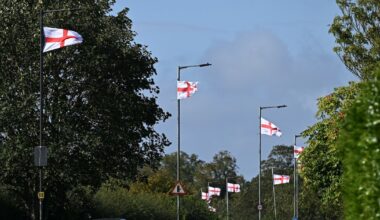Des drapeaux de l'Angleterre accrochés à des lampadaires à York (nord), le 31 août 2025