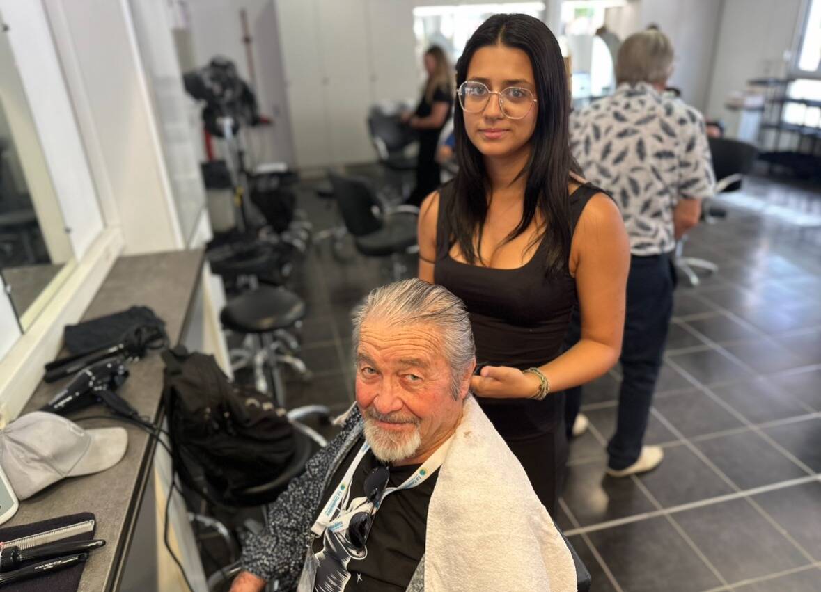 À Six-Fours, le lycée de la Coudoulière offre une journée beauté et photo aux seniors sélectionnés par le CCAS