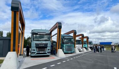 Près de Lille, d’énormes bornes de recharge électrique pour poids lourds sont en service