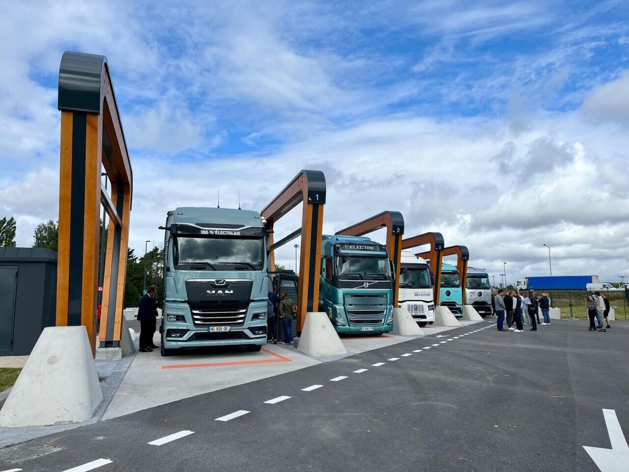 Près de Lille, d’énormes bornes de recharge électrique pour poids lourds sont en service