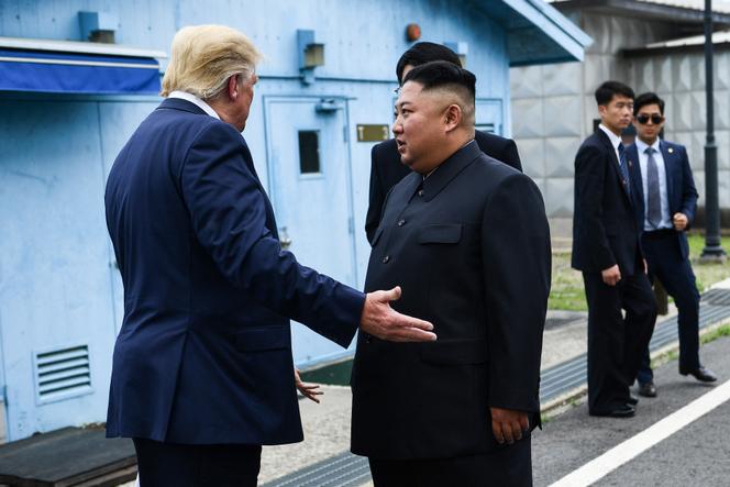 Le président américain, Donald Trump, s’entretient avec le dirigeant nord-coréen, Kim Jong-un, au sud de la ligne de démarcation militaire entre la Corée du Nord et la Corée du Sud, dans la zone démilitarisée (DMZ), le 30 juin 2019.