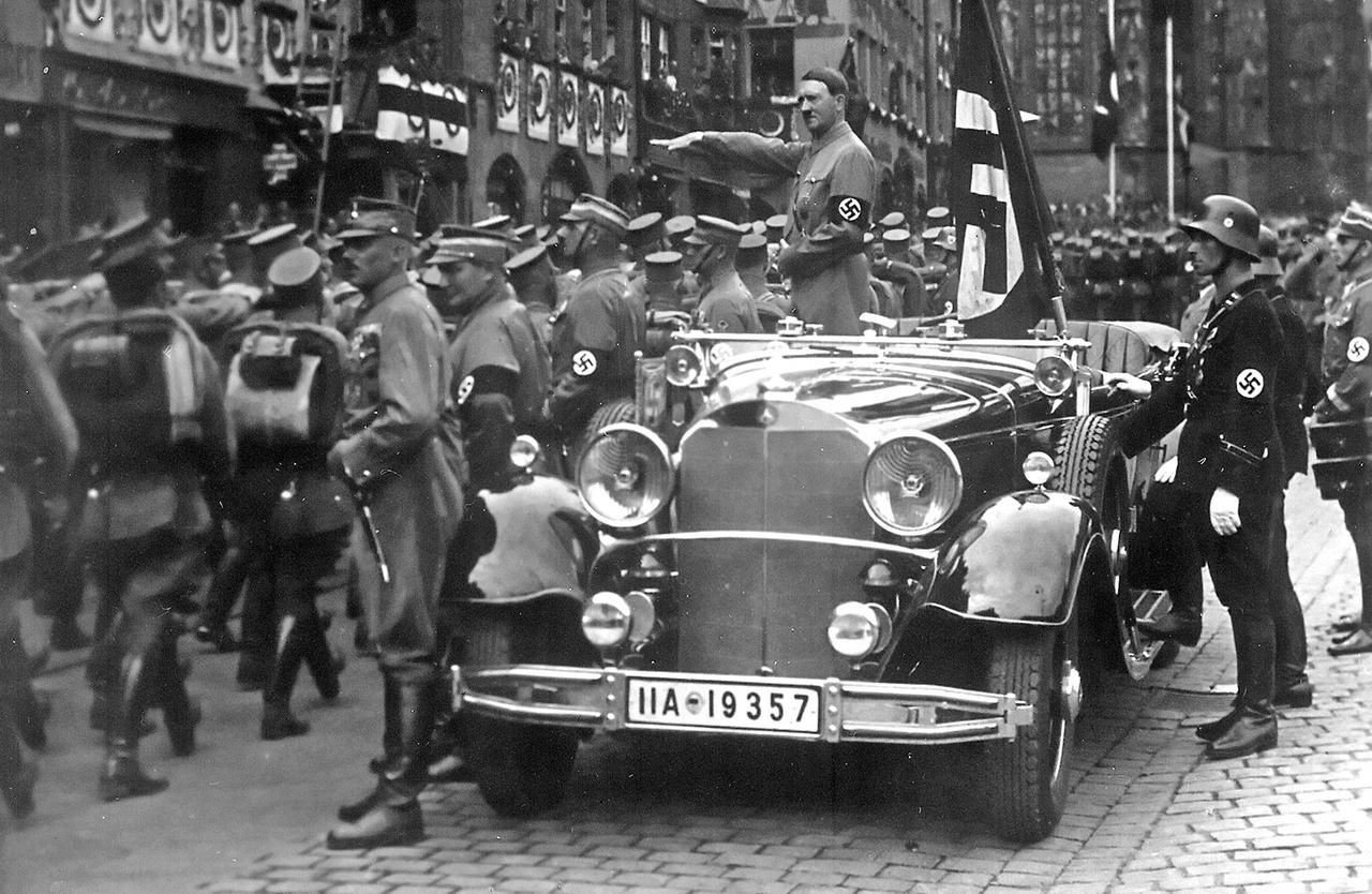 Hitler lors de la parade à Nuremberg, en septembre 1935. 