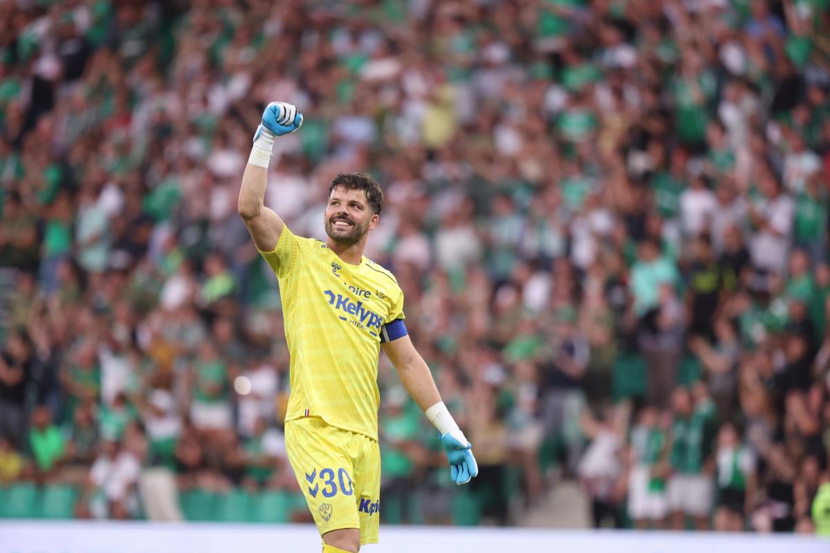 Le capitaine Gautier Larsonneur prolonge avec Saint-Étienne jusqu'en 2028